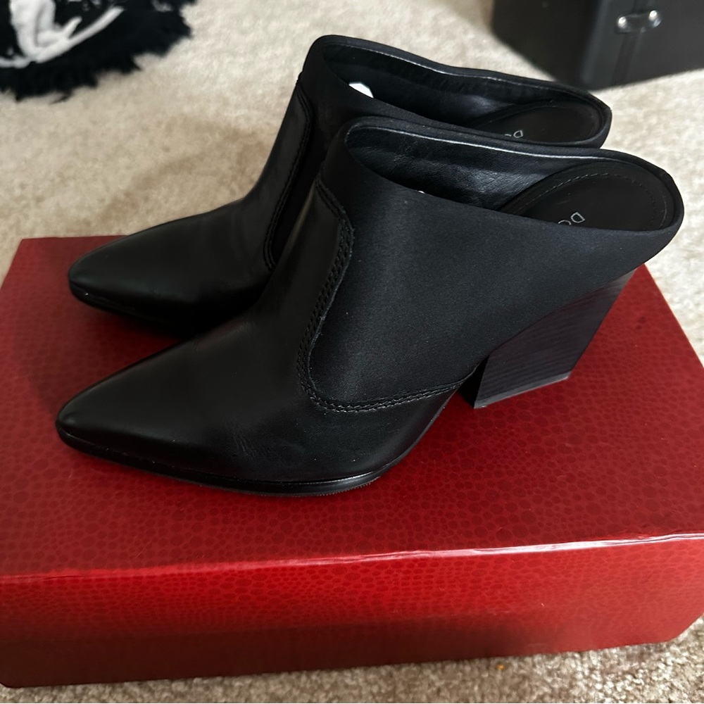 Donald Pliner pointed heel slip black shoes 7
